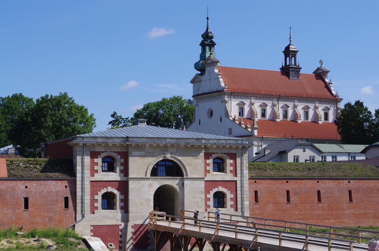 Pokoje Goscinne Osir Zamość エクステリア 写真